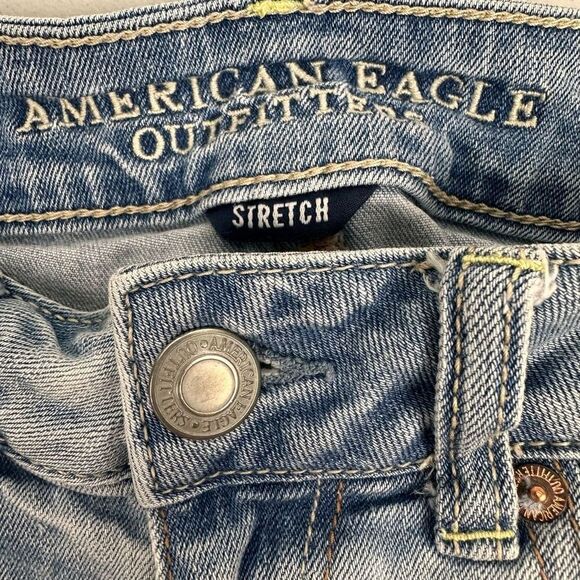 American Eagle Women's Light Wash Distressed Shortie size 6 - Picture 3 of 6